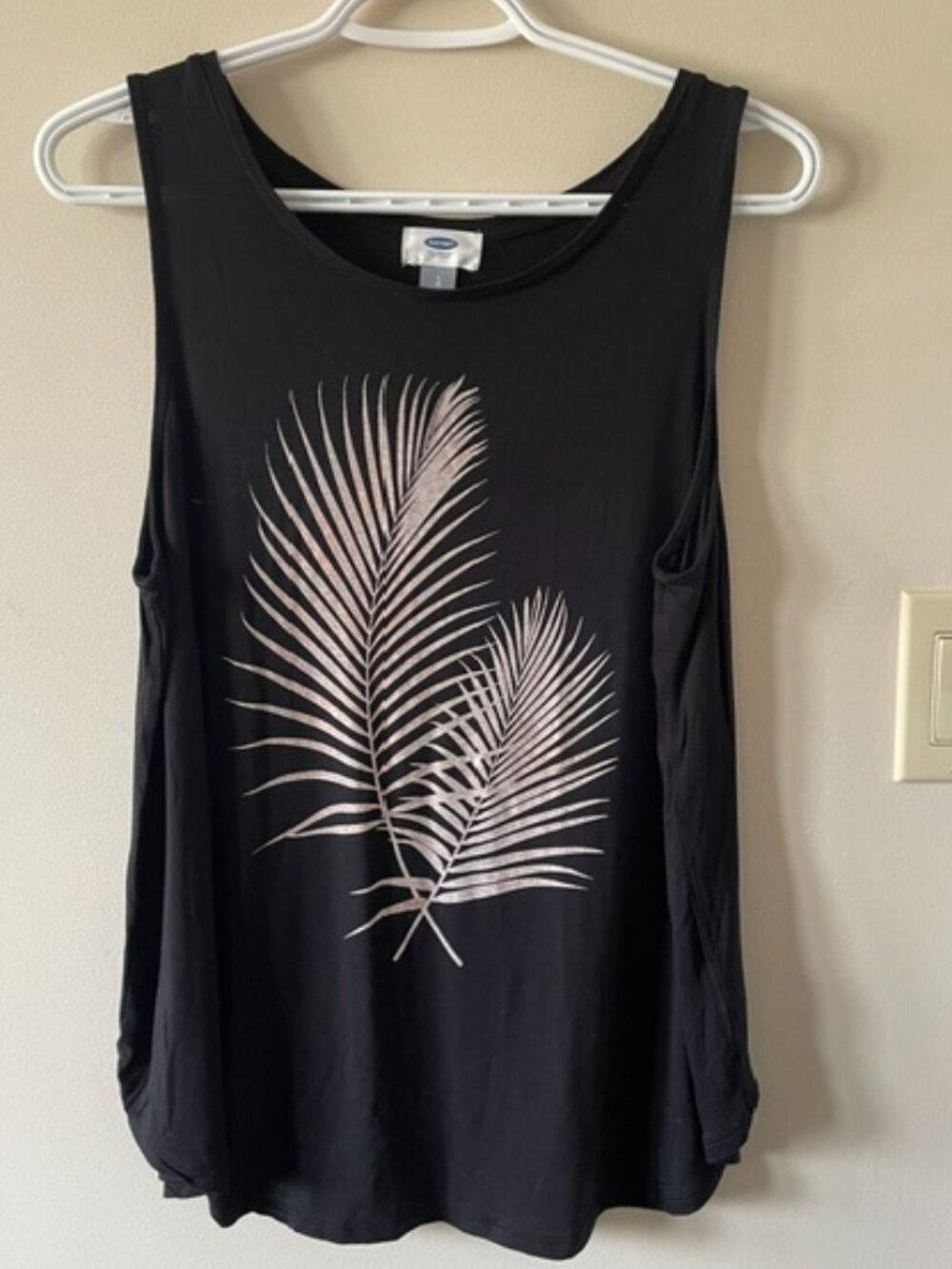 Old Navy Top Black w Gold Feather Imprint on Front Slvless Sz L